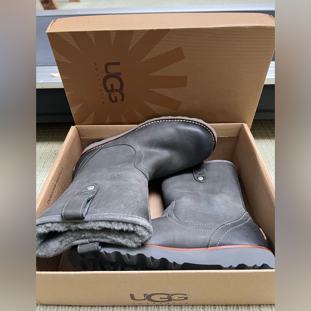 🔴🆑Authentic🔴NEW🔴UGGS Gray Color Boots / Shoes 🆑🔴